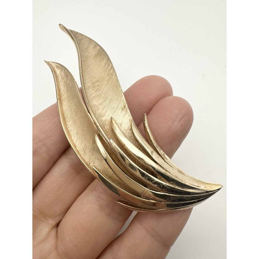 Vintage Crown Trifari Gold Tone Swirl Leaf Feather Mod Brooch Pin